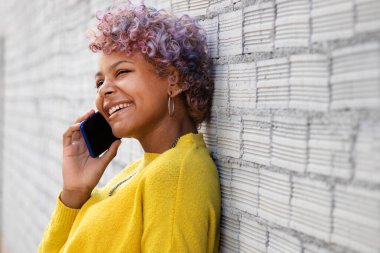 Kadın cep telefonuyla konuşuyor.