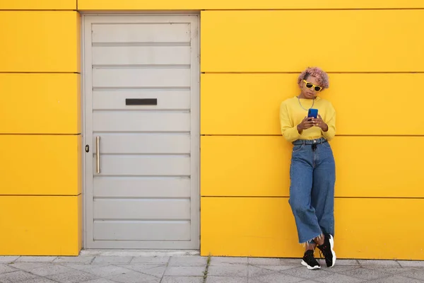 Afro Chica Americana Con Teléfono Móvil Calle — Foto de Stock