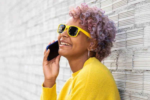 Chica Afroamericana Con Teléfono Móvil Calle Gafas Sol — Foto de Stock