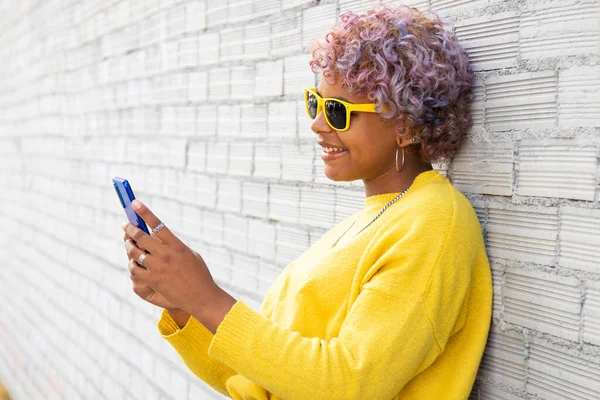 Afro Amerikansk Flicka Med Mobiltelefon Gatan Och Solglasögon — Stockfoto