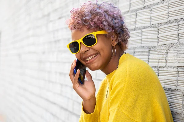 Chica Afroamericana Con Teléfono Móvil Calle Gafas Sol — Foto de Stock