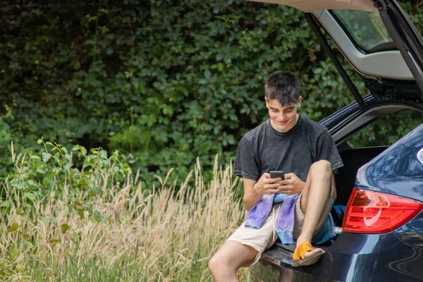 Teen Mladý Muž Autě Mobilním Telefonem Cestování — Stock fotografie