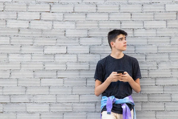 Adolescente Menino Com Telefone Celular Parede Rua Cidade Livre — Fotografia de Stock