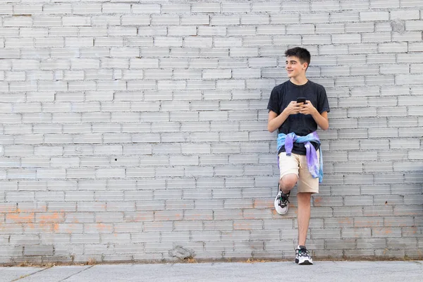 Adolescente Menino Com Telefone Celular Parede Rua Cidade Livre — Fotografia de Stock