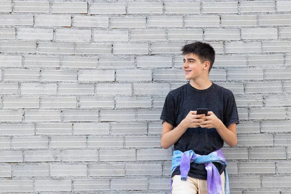 Ragazzo Adolescente Con Cellulare Sul Muro Della Strada Della Città — Foto Stock