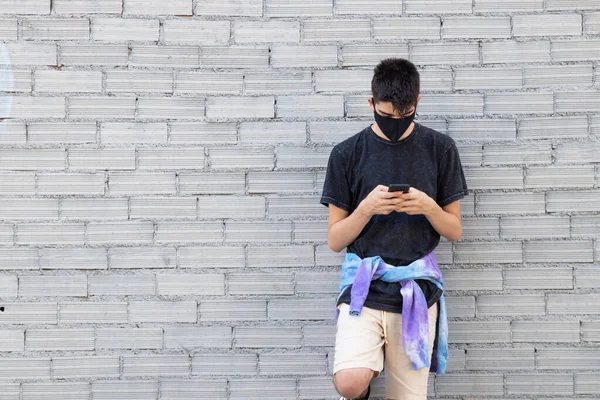 Jovem Adolescente Com Máscara Sanitária Telefone Celular Parede Rua — Fotografia de Stock