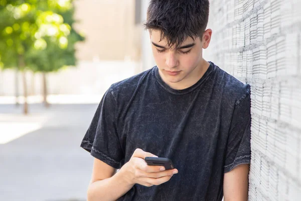 Jong Tiener Man Met Mobiele Telefoon Straat — Stockfoto
