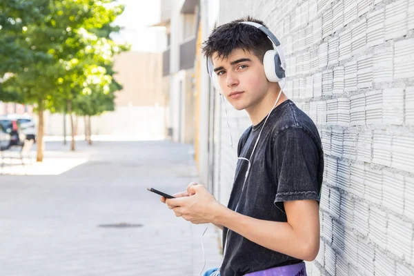 Adolescente Masculino Con Teléfono Móvil Auriculares Ciudad — Foto de Stock