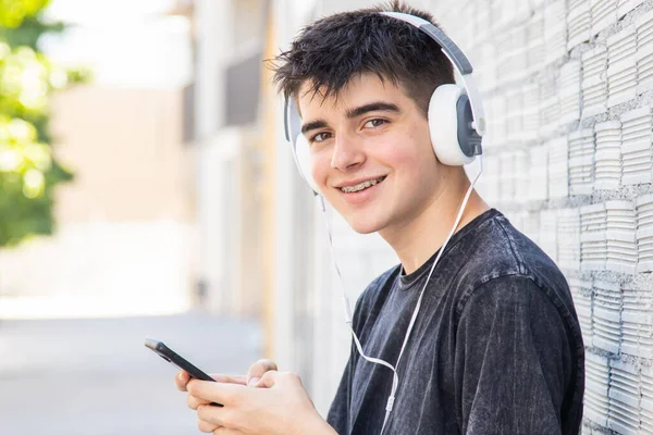 Άντρας Έφηβος Κινητό Τηλέφωνο Και Ακουστικά Στην Πόλη — Φωτογραφία Αρχείου
