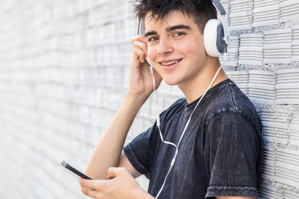 Adolescente Masculino Con Auriculares Teléfono Calle — Foto de Stock