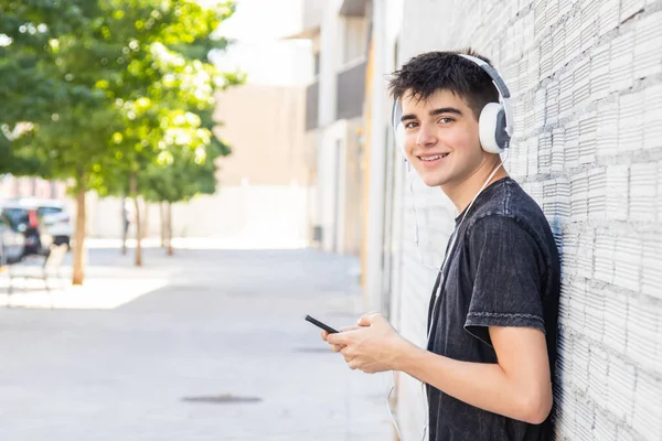 Adolescente Masculino Con Auriculares Teléfono Calle — Foto de Stock