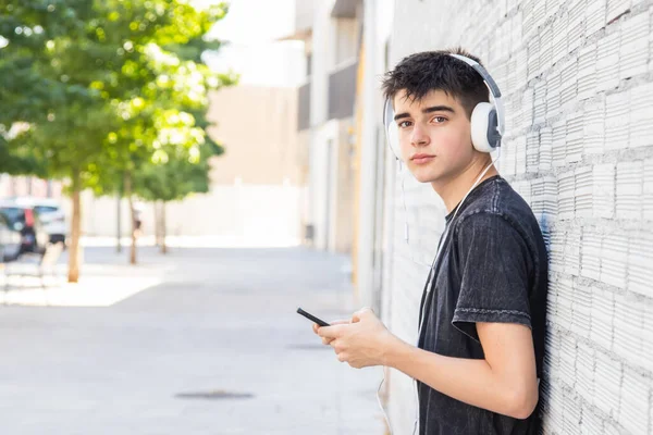 Adolescente Masculino Con Auriculares Teléfono Calle — Foto de Stock