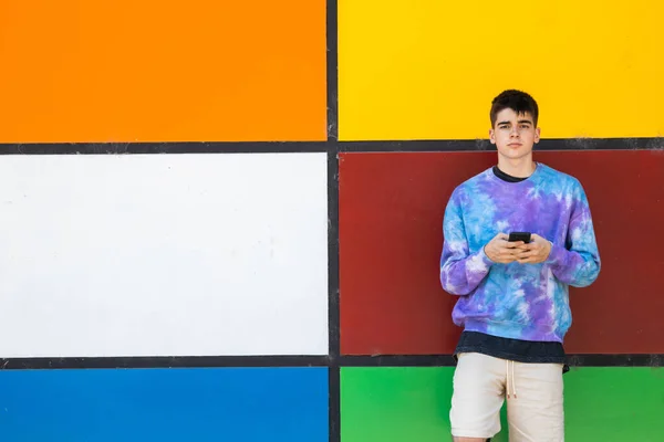 Adolescente Sexo Masculino Com Telefone Celular Rua — Fotografia de Stock