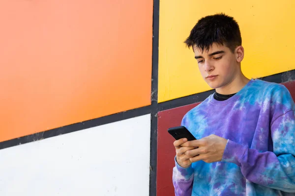 Tonårspojke Med Mobiltelefon — Stockfoto