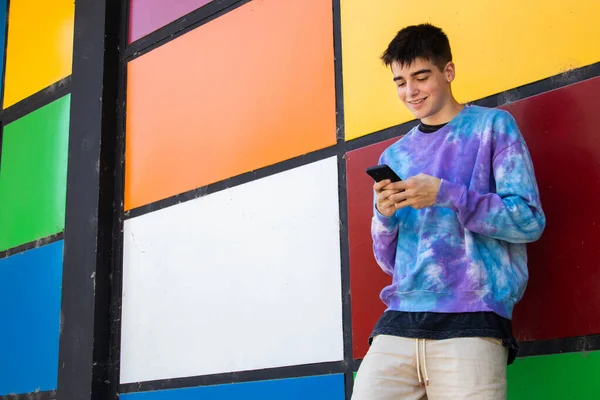 Tiener Jongen Met Mobiele Telefoon — Stockfoto