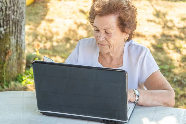 Donna Anziana Che Lavora Impara Con Computer Portatile — Foto Stock