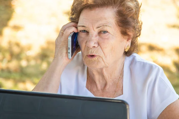 Старша Жінка Працює Або Вчиться Мобільним Телефоном Ноутбуком — стокове фото