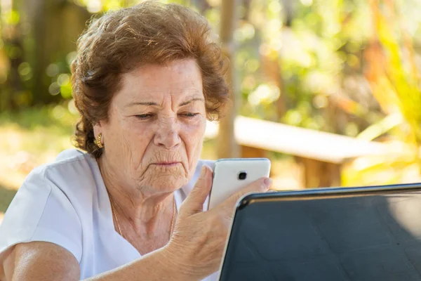 Mulher Sênior Com Telefone Celular Computador Livre — Fotografia de Stock