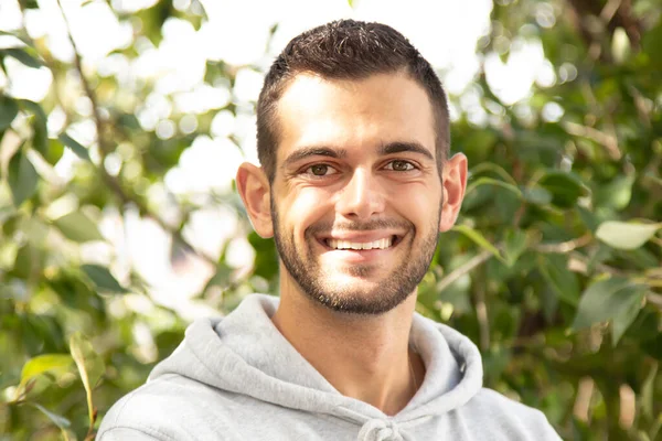 Retrato Jovem Sorrindo Livre — Fotografia de Stock