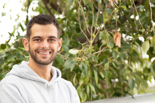 Portret Van Een Jonge Man Die Buiten Lacht — Stockfoto