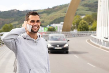 Yoldaki adam telefonla arıyor.