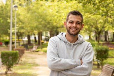 Açık havada sakallı çekici bir genç adam portresi.