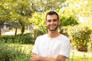 Açık havada sakallı çekici bir genç adam portresi.