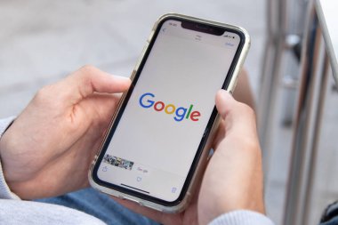 Galiçya, İspanya - 21 Ağustos 2020: Akıllı telefondaki Google uygulama düğmesi