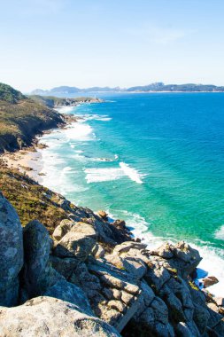 Cabo 'nun Pontevedra, Galiçya' daki panoramik manzarası, Cies Adaları ile