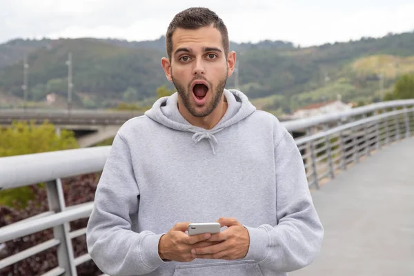 Jonge Man Verrast Straat Met Mobiele Telefoon — Stockfoto