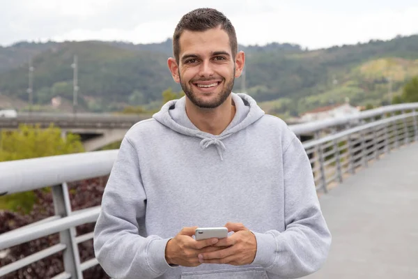 Jovem Rua Com Telefone Celular — Fotografia de Stock