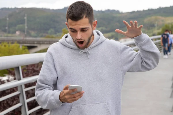 Jovem Surpreso Rua Com Telefone Celular — Fotografia de Stock