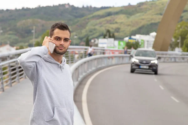 Homem Estrada Chamando Pelo Telefone — Fotografia de Stock