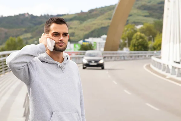 Homem Estrada Chamando Pelo Telefone — Fotografia de Stock