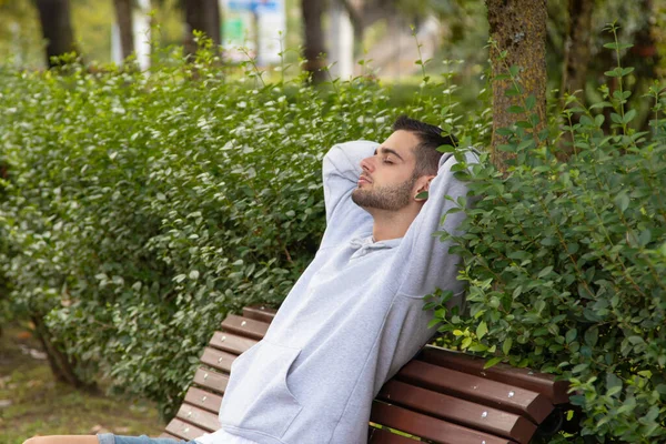 Jovem Sentado Banco Relaxado — Fotografia de Stock