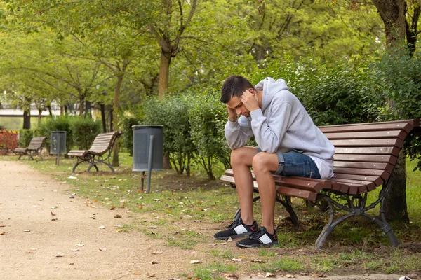 Jonge Man Zittend Bank Met Een Houding Van Eenzaamheid Depressie — Stockfoto