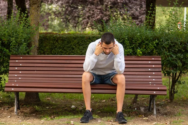 プレッシャーや孤独感のあるベンチにいた男は — ストック写真