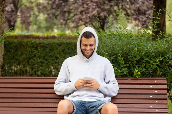 Jonge Man Het Park Met Mobiele Telefoon — Stockfoto