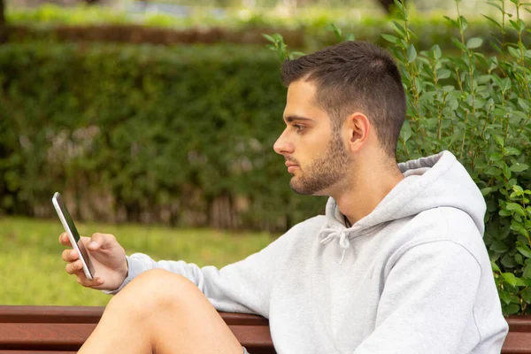 Jonge Man Het Park Met Mobiele Telefoon — Stockfoto