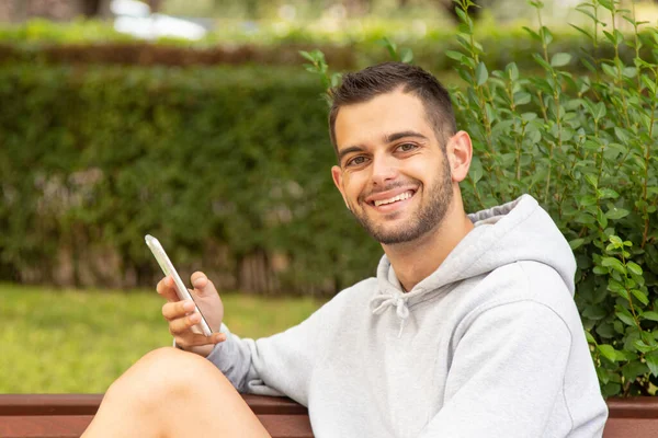 Atractivo Joven Con Barba Teléfono Móvil Sentado Parque — Foto de Stock