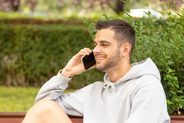 Atractivo Joven Con Barba Teléfono Móvil Sentado Parque — Foto de Stock