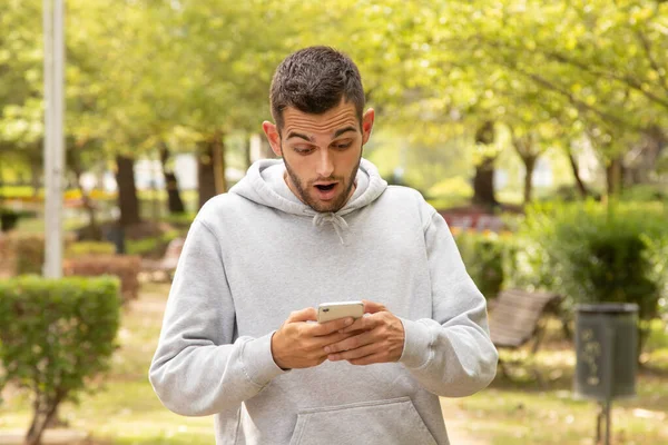 Atractivo Hombre Sorprendido Con Teléfono Móvil Aire Libre — Foto de Stock