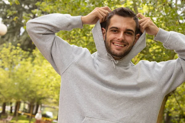 Junger Mann Zieht Freien Seinen Pullover Aus — Stockfoto