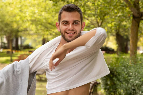 Retrato Joven Aire Libre Quitándose Suéter — Foto de Stock