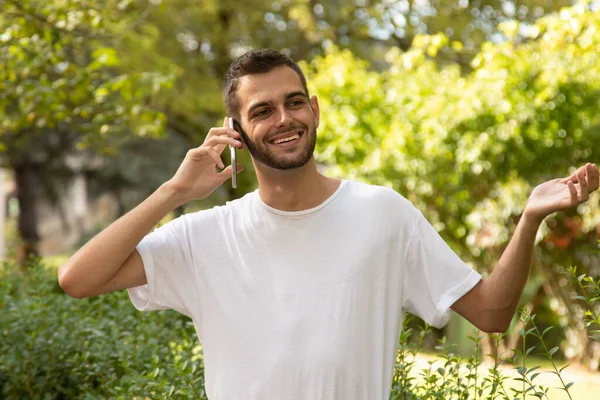 Atractivo Joven Con Barba Hablando Teléfono Móvil Aire Libre — Foto de Stock