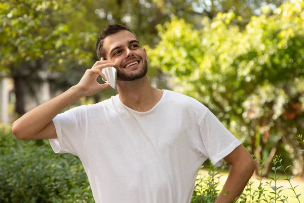 Ελκυστικός Νεαρός Γενειάδα Μιλάει Στο Κινητό Τηλέφωνο Εξωτερικούς Χώρους — Φωτογραφία Αρχείου