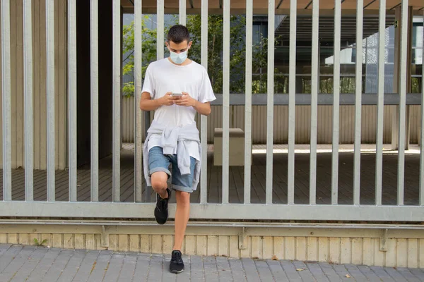 Jonge Man Stad Met Masker Mobiele Telefoon — Stockfoto