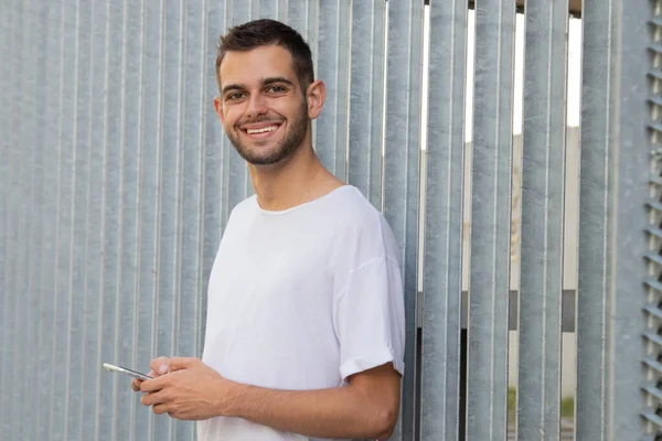 Aantrekkelijke Jongeman Met Mobiele Telefoon Straat — Stockfoto