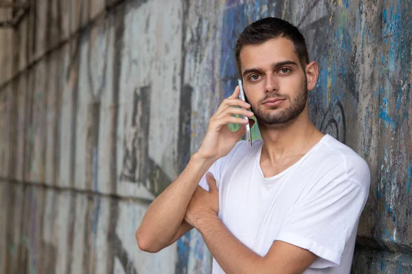 Portret Van Een Jonge Man Met Mobiele Telefoon Straat — Stockfoto