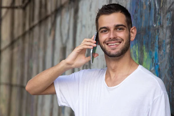 Πορτρέτο Του Νεαρού Άνδρα Κινητό Τηλέφωνο Στο Δρόμο — Φωτογραφία Αρχείου